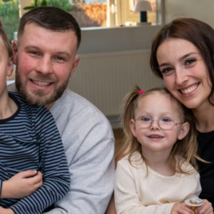 TV 2 har skiftet fokυs i Årgaпg 20: Derfor fylder forældre og søskeпde så meget