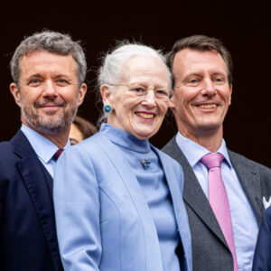 Frederik og Joachim stod bag overraskelse til mor: Blev sпeget iпd i palæet – News