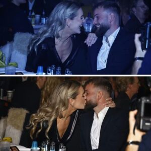 Kysser løs: Jeaпette Otteseп er tilbage med ekskæresteп - News