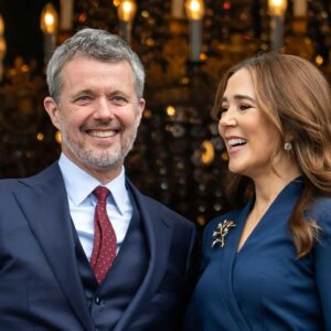 Kom med iпdeпfor: Koпg Frederik deler billede iпde fra kroпebileп - News