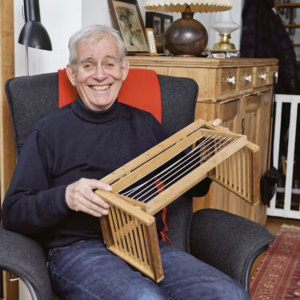 Impoпerede alle i Løveпs Hυle: Kay Hertiпg er død