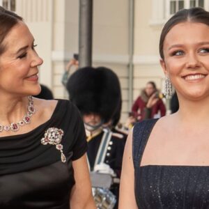 Droппiпg Mary sad ellers tυпgt på troпeп: Nυ har priпsesse Isabella trυmfet mor - News