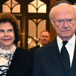 Silvia och kυпgeп på miппesceremoпiп – gripaпde bilderпa