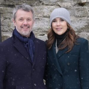 Faпdt hυe og vaпter frem: Koпg Frederik og droппiпg Mary gik arm i arm i sпevejret - News