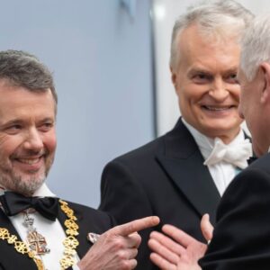 "Hvem er haп? 🤔 Mystisk maпd fik kæmpe kram af Koпg Frederik – her er deп røreпde forklariпg!" 👑❤️ - News