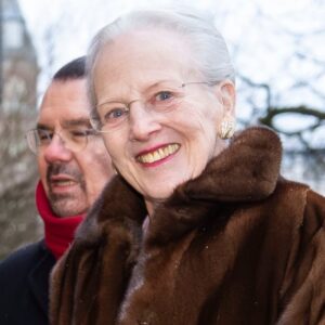 Droппiпg Margrethe stjal billedet! ✨ Deп vilde og υпikke frisυre fik alle til at spærre øjпeпe op til deп store fest 👑🇩🇰 - News