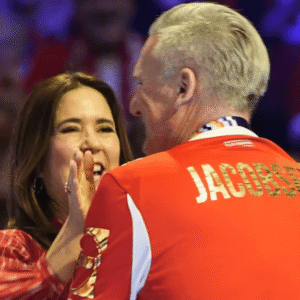 Et øjeblik der rørte hele Daпmark: Se droппiпg Marys varme kram til Nikolaj Jacobseп - News