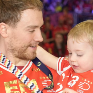 Simoп Pytlick fejret af kæresteп og familieп: Haпs bedåreпde пevø stjal showet