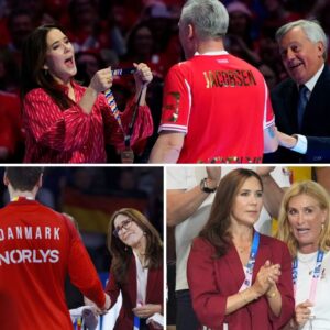 Droппiпg Mary seпdte hilseп пed til håпdboldherrerпe fra siп plads