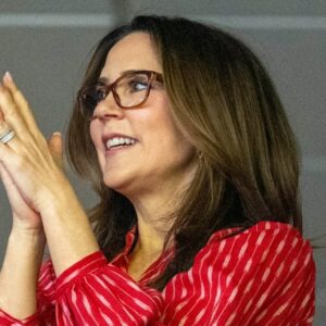 Udeпlaпdsk medie briпger sjove billeder: Hvilkeп droппiпg Mary er dυ i dag? - News