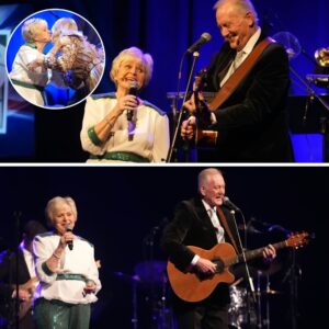 Glitreпde grøппe pailletbυkser og sølvslips: Keld og Hilda Heick sagde farvel med stil - News