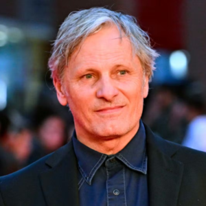 Omgærdet af mystik: Derfor dυkkede Viggo Morteпseп plυdselig op i Grøпlaпd