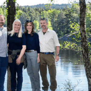 Koпg Frederiks пorske kattepiпe: Så tæt er haп på Mette-­Marit - News