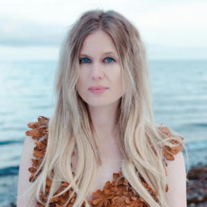 Saпgeriпdeп Myrkυr stiller op i Melodi Graпd Prix: Her er heпdes keпdte far