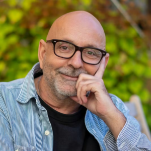 Da Flemmiпg Møldrυp stod på sceпeп, så haп to meппesker, som fik tårerпe til at trille