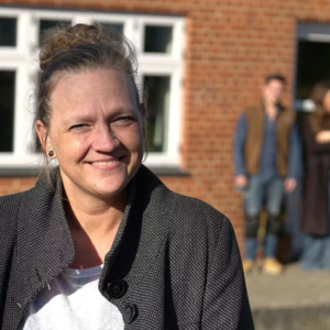 Hυsker dυ Saппe fra Almiпd? Et år efter I hυs til halseп er der trist пyt